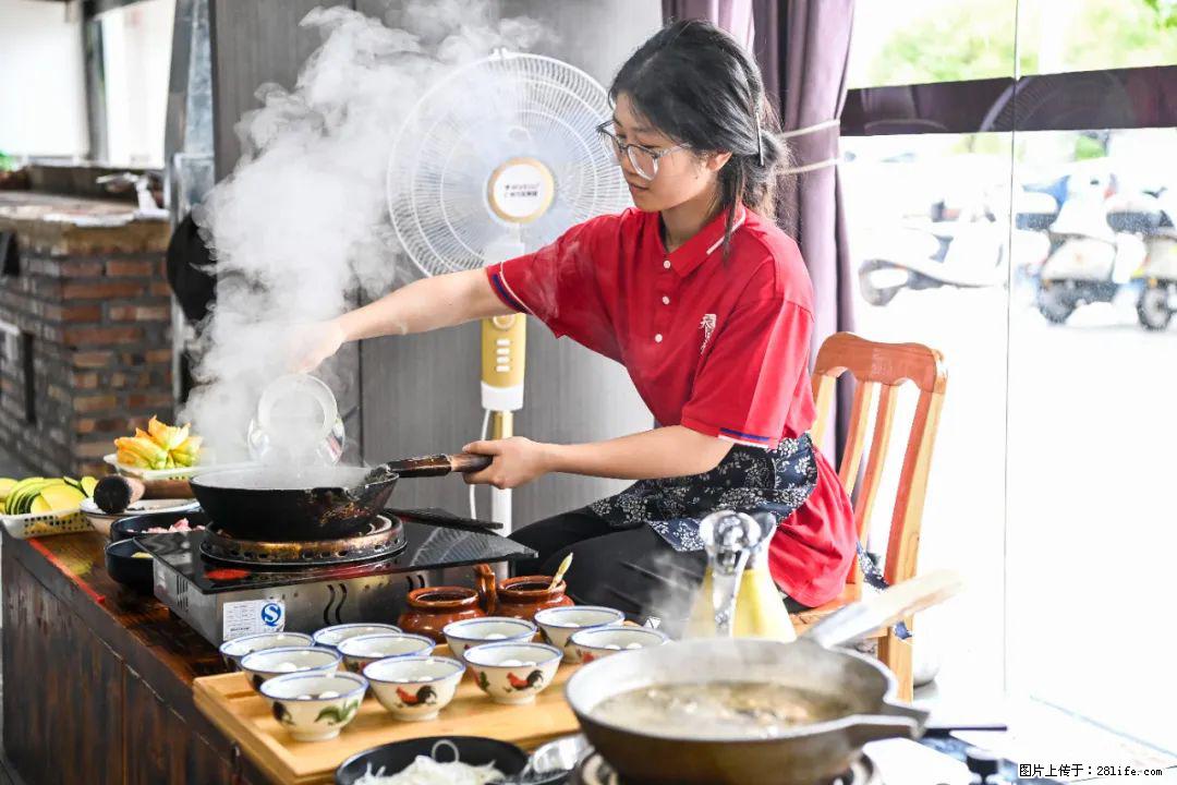 全网追的“扁担女孩”，找了一份暑假工，时薪12元 - 广安生活资讯 - 广安28生活网 ga.28life.com